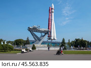Ракета "Восток" на стартовой площадке солнечным августовским днем. Всеросийский выставочный центр (ВДНХ). Москва (2017 год). Редакционное фото, фотограф Виктор Карасев / Фотобанк Лори