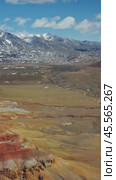 Vertical aerial video of frozen Kyzyl Chin river under ice. The tourist name of this territory is Mars. Altai. Стоковое видео, видеограф Сергей Пристяжнюк (Serg Zastavkin) / Фотобанк Лори