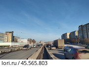 Временный тротуар (проход для пешеходов) между двумя проезжими частями во время коренной реконструкции "Калиновского путепровода" (улица Комсомольская / переулок Базовый), Екатеринбург. Стоковое фото, фотограф Алексей Иванов / Фотобанк Лори