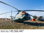 Пассажирские учебные вертолёты Ми-8 на аэродроме в степи. Волгоградская область, Россия. (2021 год). Редакционное фото, фотограф Андрей Цыганков / Фотобанк Лори