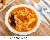 Tasty homemade stew of asturian beans with sausages. Spanish cuisine. Стоковое фото, фотограф Яков Филимонов / Фотобанк Лори