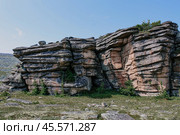 Low syenite rock igneous mountain formation. cooled layers of magma. Climbing training area. Стоковое фото, фотограф Екатерина Якименко / Фотобанк Лори