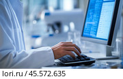 Laboratory technician working at computer in modern lab environment. Стоковое AI-изображение, AI-художник Сергей Толмачёв / Фотобанк Лори
