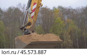 Construction, excavator bucket with earth строительство, ковш с землей экскаватора. Стоковое видео, видеограф Опока Алексей / Фотобанк Лори