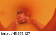 Man enjoying water slide thrill. Стоковое видео, видеограф Данил Руденко / Фотобанк Лори