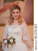 Morning with the bride, a girl at a wedding with a bouquet of flowers. Стоковое фото, фотограф Evgenii Predibailo / Фотобанк Лори