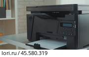 Setting up a multifunction printer at home for easy document management and efficient printing tasks. Стоковое видео, видеограф Сергей Толмачёв / Фотобанк Лори