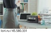 Office organization tips for a productive workspace in a modern setting. Стоковое видео, видеограф Сергей Толмачёв / Фотобанк Лори