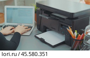 How to set up a multifunction printer with a laptop at home office for easy printing and scanning tasks. Стоковое видео, видеограф Сергей Толмачёв / Фотобанк Лори