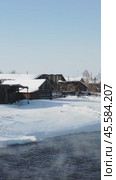 Vertical video of russian Altai country village Semiletka and river Koksha in winter season. The banks are covered with snow. Стоковое видео, видеограф Сергей Пристяжнюк (Serg Zastavkin) / Фотобанк Лори
