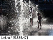 Дети резвятся в фонтане летним днём. Стоковое фото, фотограф Дмитрий Киселёв / Фотобанк Лори