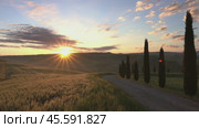 Tuscany hills landscape at sunrise, Italy (2017 год). Стоковое видео, видеограф Михаил Коханчиков / Фотобанк Лори