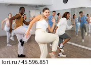 Women and men dancing synchronous group choreography in dance hall. Стоковое фото, фотограф Яков Филимонов / Фотобанк Лори