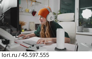 Modern gaming setup with ergonomic design: gadgets, white keypad, gaming mice and accessories create an immersive experience. Ideal workspace for gaming and productivity. Concept home gaming studio. Стоковое видео, видеограф Енваев Андрей / Фотобанк Лори