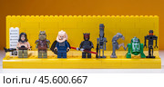 RUSSIA, SAMARA, FEBRUARY 15, 2020 - Lego Minifigures. Star Wars characters, inhabitants of the planet Tatooine. Редакционное фото, фотограф Андрей Аркуша / Фотобанк Лори