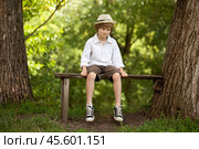 Fair-haired boy in a hat, shirt, shorts. Стоковое фото, фотограф Дмитрий Киселёв / Фотобанк Лори