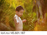 Little boy among splash. Стоковое фото, фотограф Дмитрий Киселёв / Фотобанк Лори