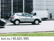Nissan Qashqai SUV drives fast through the city with motion blur effect (2021 год). Редакционное фото, фотограф Константин Григорьев / Фотобанк Лори