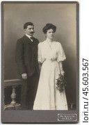 Свадебная старинная кабинетная фотография. Студия Magnus Kuhn, Aigle. Франция, 1908 год. Стоковое фото, фотограф Артёменко Дмитрий Николаевич / Фотобанк Лори