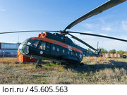 Пассажирские учебные вертолёты Ми-8 на аэродроме в степи. Волгоградская область, Россия (2021 год). Редакционное фото, фотограф Андрей Цыганков / Фотобанк Лори