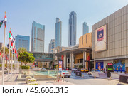 Дубаи, Объединенные Арабские Эмираты. Dubai, United Arab Emirates - December 20, 2022: Entrance to Dubai Mall. Редакционное фото, фотограф Елена Серебрякова / Фотобанк Лори