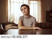 Dreamy young woman. Стоковое фото, фотограф Дмитрий Киселёв / Фотобанк Лори
