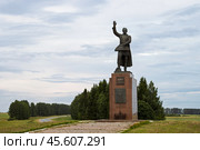 Памятник Акпарсу, Республика Марий Эл, Россия. Акпарс был сотенным князем горных черемисов (горных марийцев) и активным сторонником присоединения Горной стороны к Русскому государству. Памятник Акпарсу расположен в Горномарийском районе Республики Марий Эл, на развилке дорог. Он изображает сотника Акпарса с гуслями и высоко поднятой рукой, который приветствует свой народ. Редакционное фото, фотограф Андрей Степанов / Фотобанк Лори