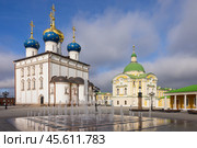 Фонтан перед Спасо-Преображенским собором в Твери. Редакционное фото, фотограф Сергей Веселовский / Фотобанк Лори