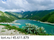 Горное озеро Кезеной Ам среди зеленых холмов. Редакционное фото, фотограф Сергей / Фотобанк Лори