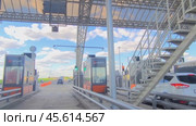 Toll road checkpoint. Pay for the road with a transponder or in cash. Slow motion Horizontal 4K video. Редакционное видео, видеограф Оксана Марышева / Фотобанк Лори