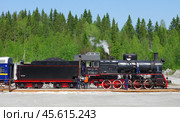 Паровоз Эр766-41 (обслуживание паровоза бригадой), остановочный пункт Горный парк "Рускеала", станция Маткаселькя, Карелия (2019 год). Редакционное фото, фотограф Алексей Иванов / Фотобанк Лори