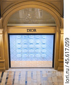 Show window of Dior boutique shop in GUM department store. Редакционное фото, фотограф Саблин Станислав / Фотобанк Лори