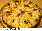 Вкусный пирог с яблоками лежит на хрустальном подносе. Стоковое фото, фотограф Дмитрий Сакретарев / Фотобанк Лори