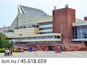 Красноярская краевая филармония. Камерный зал. Город Красноярск, площадь Мира, 2Б (2024 год). Стоковое фото, фотограф Александр Тараканов / Фотобанк Лори