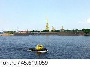 Буксирный катер ПРК-86 "Юпитер" (проект 1437, тип Цемес), река Нева, Петропавловская крепость на заднем плане. Санкт-Петербург (2019 год). Редакционное фото, фотограф Алексей Иванов / Фотобанк Лори