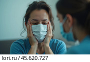 Девушка в маске держится за голову. Концепция болезни. Стоковое AI-изображение, AI-художник Илья Старков / Фотобанк Лори
