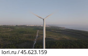 Single wind turbine at sunrise. Стоковое видео, видеограф Данил Руденко / Фотобанк Лори