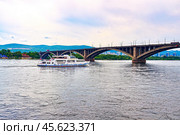 Теплоход "Куприян" на фоне Коммунального моста. Река Енисей. Город Красноярск (2024 год). Стоковое фото, фотограф Александр Тараканов / Фотобанк Лори