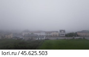 Fog gradually enveloping urban buildings on a cloudy day. Стоковое видео, видеограф Данил Руденко / Фотобанк Лори
