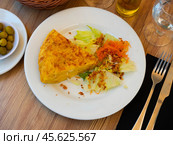 tortilla triangular pieces with green salad. Стоковое фото, фотограф Яков Филимонов / Фотобанк Лори