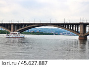 Теплоход "Куприян" плывет по реке Енисей. Город Красноярск (2024 год). Стоковое фото, фотограф Александр Тараканов / Фотобанк Лори