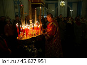 16.04.2023, Истра. Священнослужитель ставит свечу в кандило во время Пасхальной службы в Cтавропигиальном Воскресенском Новоиерусалимском мужском монастыре Русской православной церкви. Редакционное фото, фотограф Дмитрий Киселёв / Фотобанк Лори