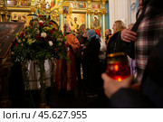 16.04.2023, Истра. Прихожане ждут начала Крестного хода во время Пасхальной службы в Cтавропигиальном Воскресенском Новоиерусалимском мужском монастыре Русской православной церкви. Редакционное фото, фотограф Дмитрий Киселёв / Фотобанк Лори