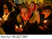 16.04.2023, Истра. Прихожане храма с горящими свечами в руках во время Пасхальной службы в Cтавропигиальном Воскресенском Новоиерусалимском мужском монастыре Русской православной церкви. Редакционное фото, фотограф Дмитрий Киселёв / Фотобанк Лори