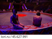 Воздушные гимнасты отдыхают во время репетиции в цирке Никулина (2021 год). Редакционное фото, фотограф Дмитрий Киселёв / Фотобанк Лори