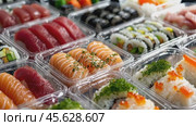 Elegant sushi platter display with assorted nigiri rolls and decorative tilts. Стоковое AI-видео, аниматор Sabyna75 / Фотобанк Лори