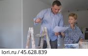 Family with son talking about repair work in the apartment. Стоковое видео, видеограф Яков Филимонов / Фотобанк Лори