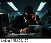 "Мошенничество в темноте" "Телефонный обман" "Звонок мошенника" "Скрытый Манипулятор" "Мошенник по телефону" "Мошенник в офисе" "Мошенник в маске" Стоковое AI-изображение, AI-художник Сергей Расторгуев / Фотобанк Лори