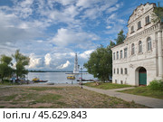 Город Калязин, Тверская область, Россия. Улица Карла Маркса с видом на затопленную колокольню Никольского собора (2024 год). Стоковое фото, фотограф Елена Коромыслова / Фотобанк Лори