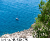 Boat in the middle of the sea sails alone among the waves to the horizon on a late summer day. Стоковое фото, фотограф Фотограф / Фотобанк Лори